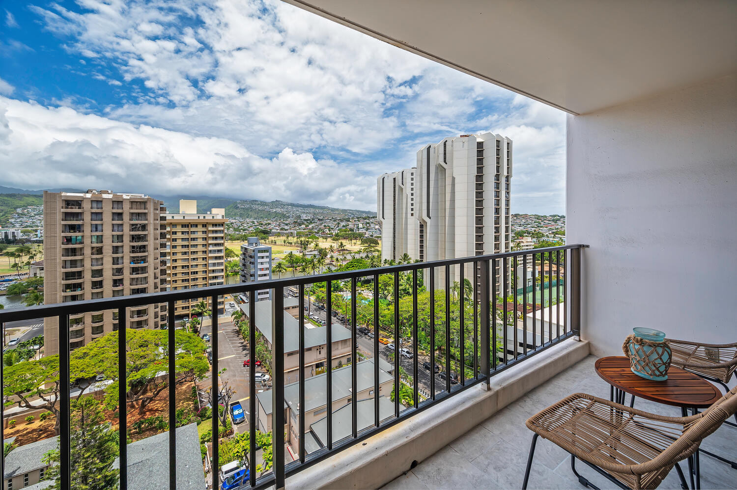 Waikiki Banyan Mountain View